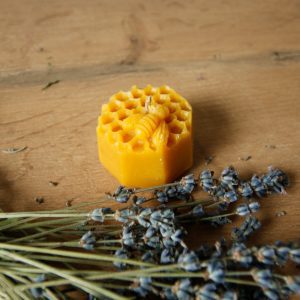 Rankų darbo bičių vaško žvakė "bitutė" iš Urbanbee.lt bytino