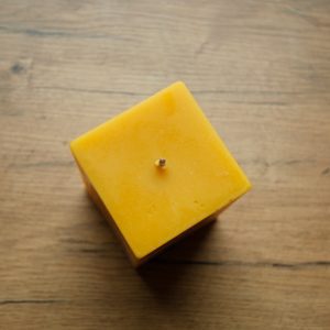 Kvadratinė natūralaus bičių vaško žvakė iš Urbanbee.lt bityno